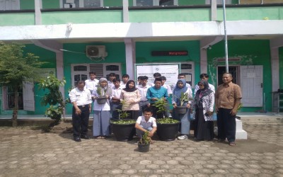 MA Al-Ma’arif Tanam Bibit Pohon Matoa dalam Peringatan Hari Bumi Sedunia 2025 : Wujud Implementasi Program Ekoteologi Kemenag dalam Gerakan Penanaman Satu Juta Pohon